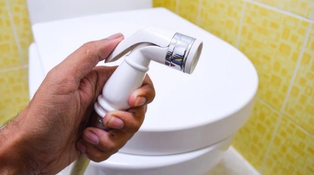 How to Use a Handheld Bidet Sprayer Without Spraying the Entire Bathroom?